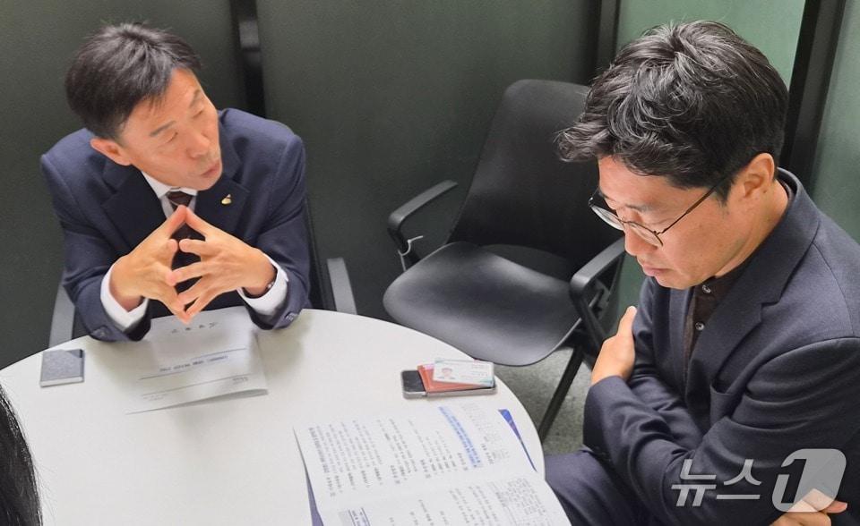 본문 이미지 - 김길수 강원 영월군수(왼쪽)가 29일 산업통상부를 찾아 '강원랜드 영월 복지관 건립 사업'에 대한 지원을 요청했다. (영월군 제공. 재판매 및 DB금지) 2026.10.29/뉴스1