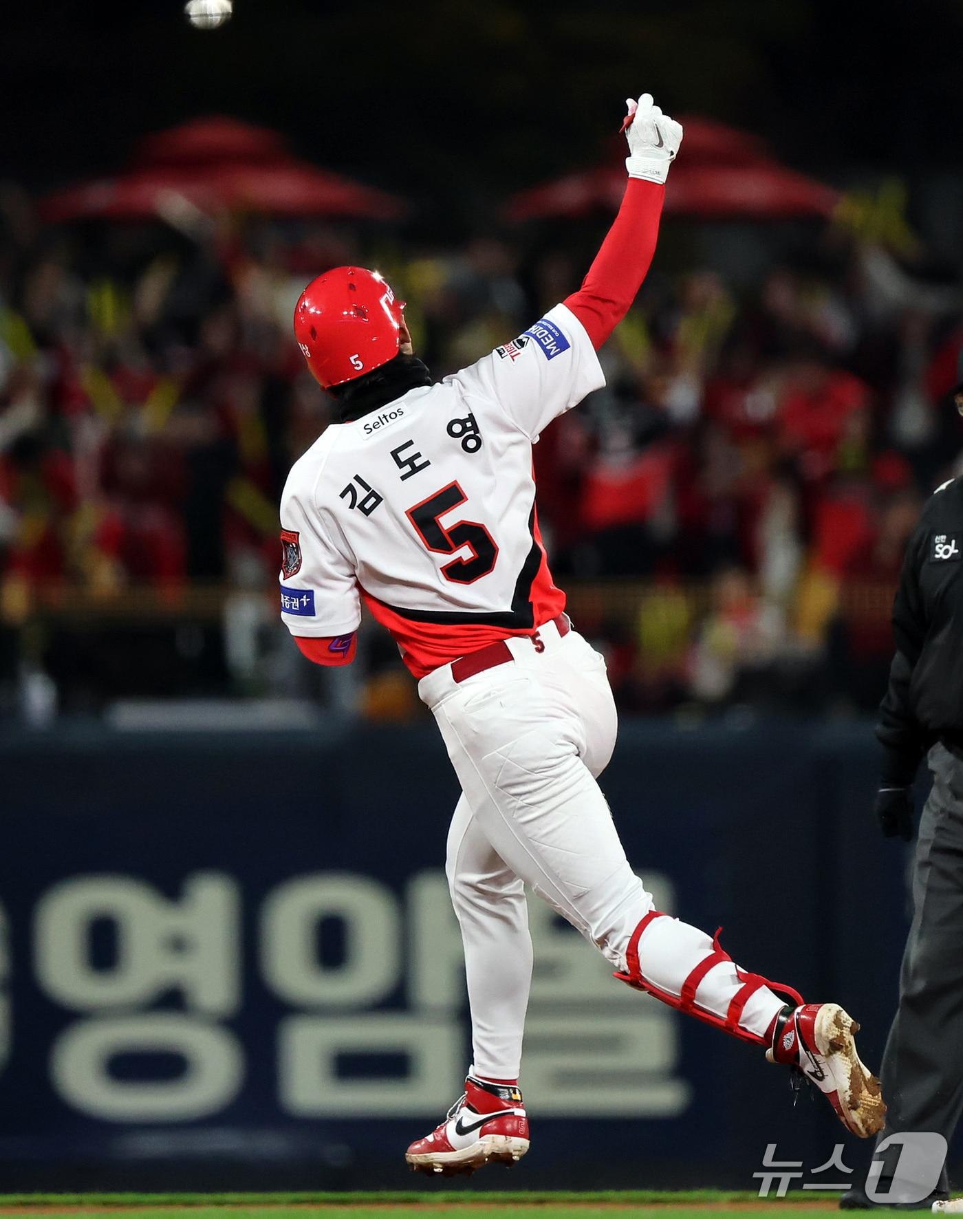 본문 이미지 - 29일 오후 전남광주 기아챔피언스필드에서 열린 프로야구 2026 신한 SOL KBO 포스트시즌 플레이오프 3차전 삼성 라이온즈와 KIA 타이거즈의 경기, KIA 김도영이 3회말 1사 역전 솔로홈런을 친 후 홈으로 향하고 있다. 2026.10.29 ⓒ 뉴스1 김진환 기자