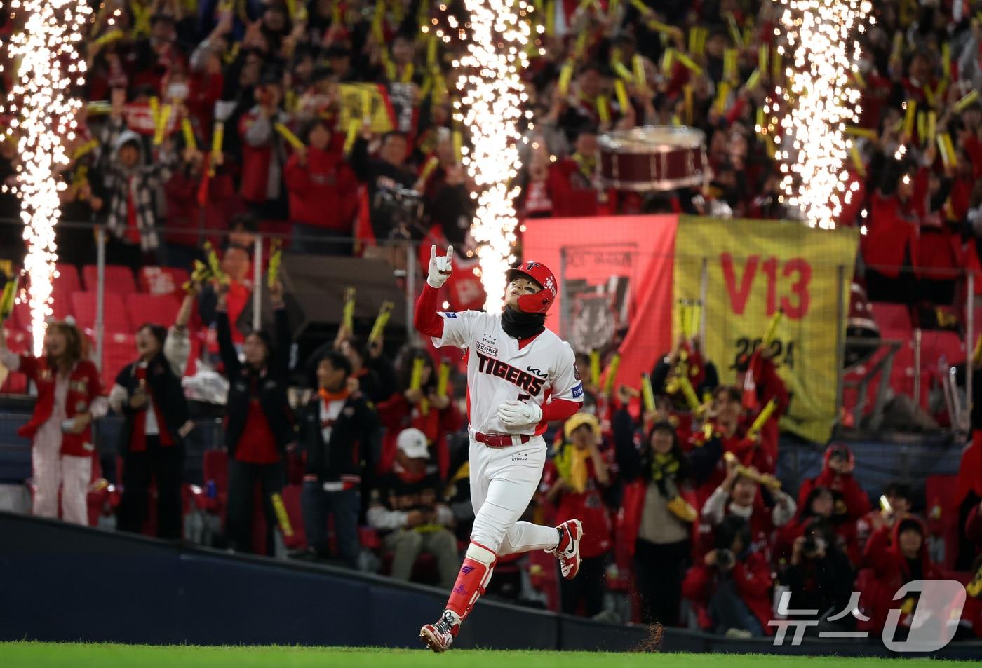 본문 이미지 - 29일 오후 전남광주 기아챔피언스필드에서 열린 프로야구 2026 신한 SOL KBO 포스트시즌 플레이오프 3차전 삼성 라이온즈와 KIA 타이거즈의 경기, KIA 김도영이 3회말 1사 역전 솔로홈런을 친 후 세리머니를 하며 홈으로 향하고 있다. 2026.10.29 ⓒ 뉴스1 김진환 기자