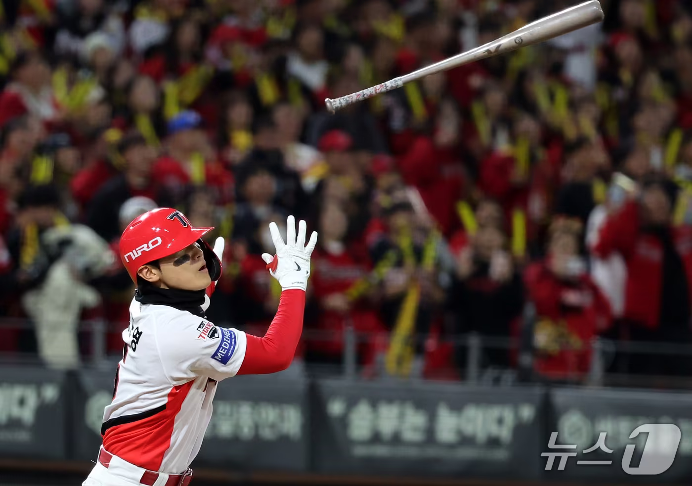 본문 이미지 - 29일 오후 전남광주 기아챔피언스필드에서 열린 프로야구 2026 신한 SOL KBO 포스트시즌 플레이오프 3차전 삼성 라이온즈와 KIA 타이거즈의 경기, KIA 김도영이 3회말 1사 역전 솔로홈런을 치고 있다. 2026.10.29 ⓒ 뉴스1 김진환 기자