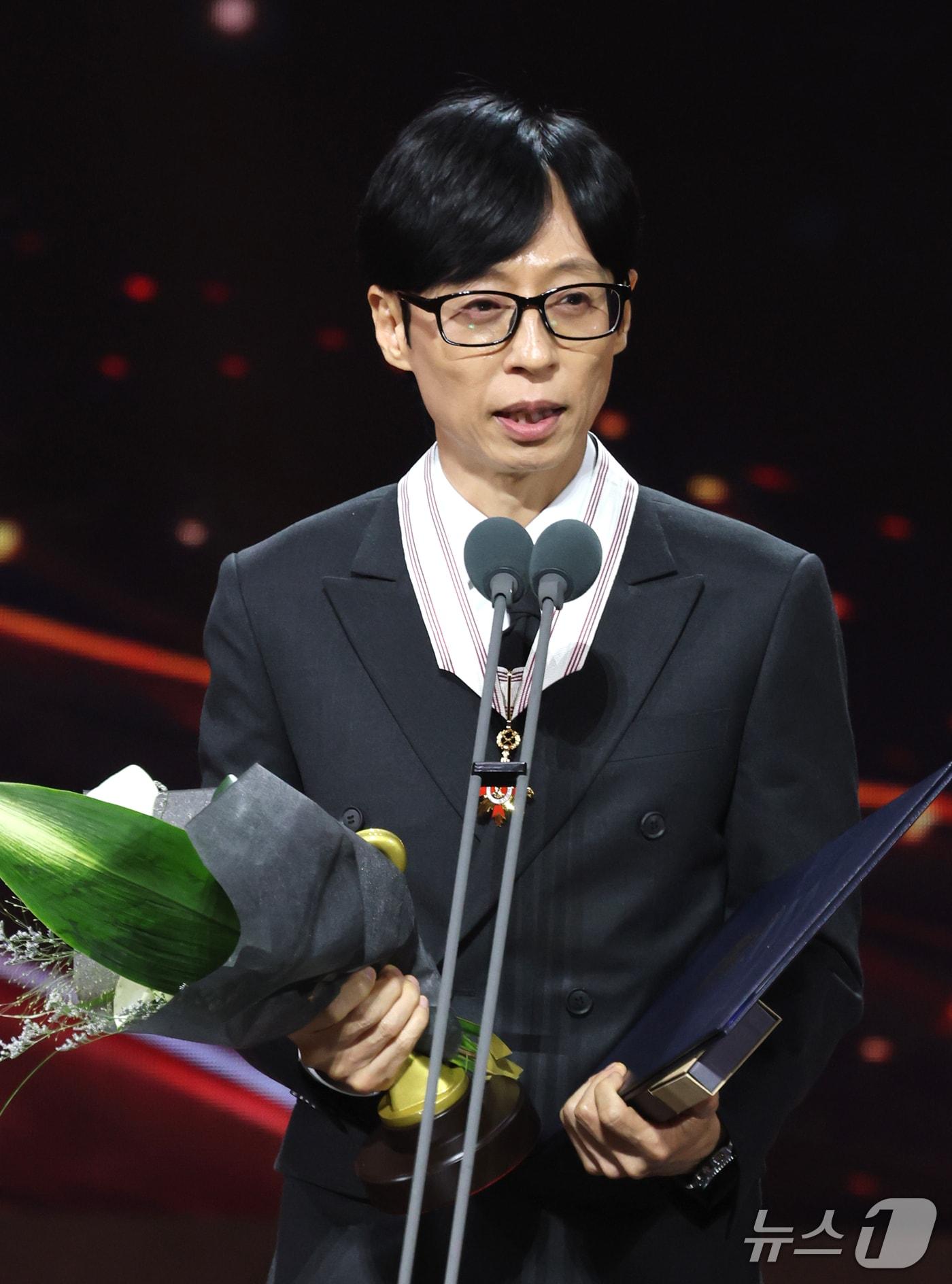 본문 이미지 - 방송인 유재석이 29일 오후 서울 중구 국립극장 해오름극장에서 열린 '제17회 대한민국 대중문화예술상 시상식‘에서 보관문화훈장을 수훈한 뒤 소감을 말하고 있다. 2026.10.29 ⓒ 뉴스1 권현진 기자