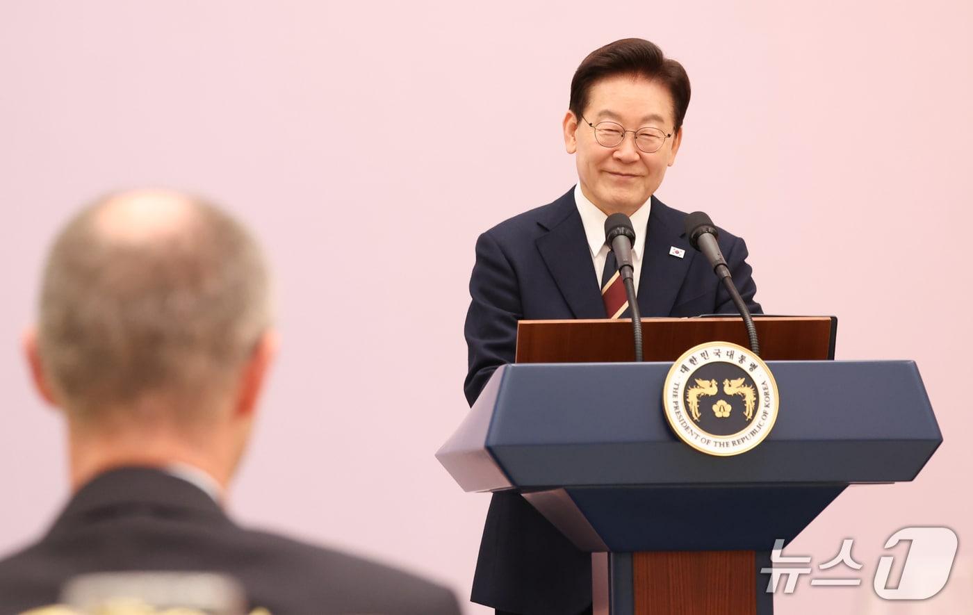 본문 이미지 - 이재명 대통령이 지난 29일 청와대 영빈관에서 열린 한·독일 공식 만찬에서 건배사를 하고 있다. (청와대통신사진기자단) 2026.10.29 ⓒ 뉴스1 허경 기자