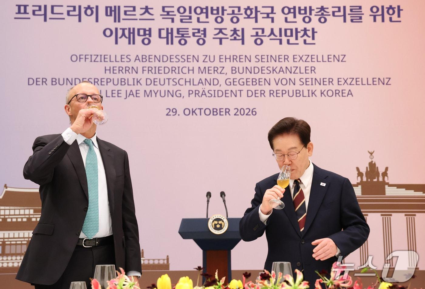 본문 이미지 - 이재명 대통령과 프리드리히 메르츠 독일 총리가 29일 청와대 영빈관에서 열린 공식 만찬에서 건배하고 있다. (청와대통신사진기자단) 2026.10.29 ⓒ 뉴스1 허경 기자