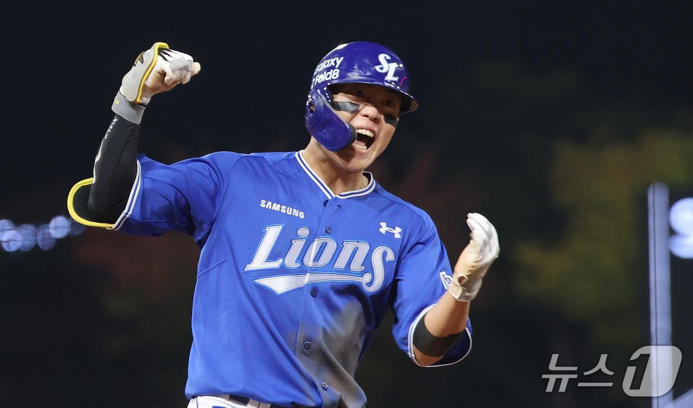 본문 이미지 - 29일 오후 광주 기아챔피언스필드에서 열린 프로야구 2026 신한 SOL KBO 포스트시즌 플레이오프 3차전 삼성 라이온즈와 KIA 타이거즈의 경기, 5회초 1사 1루 상황 삼성 류지혁이 재역전 2점 홈런을 터뜨린 뒤 기뻐하고 있다. ⓒ 뉴스1 박지혜 기자