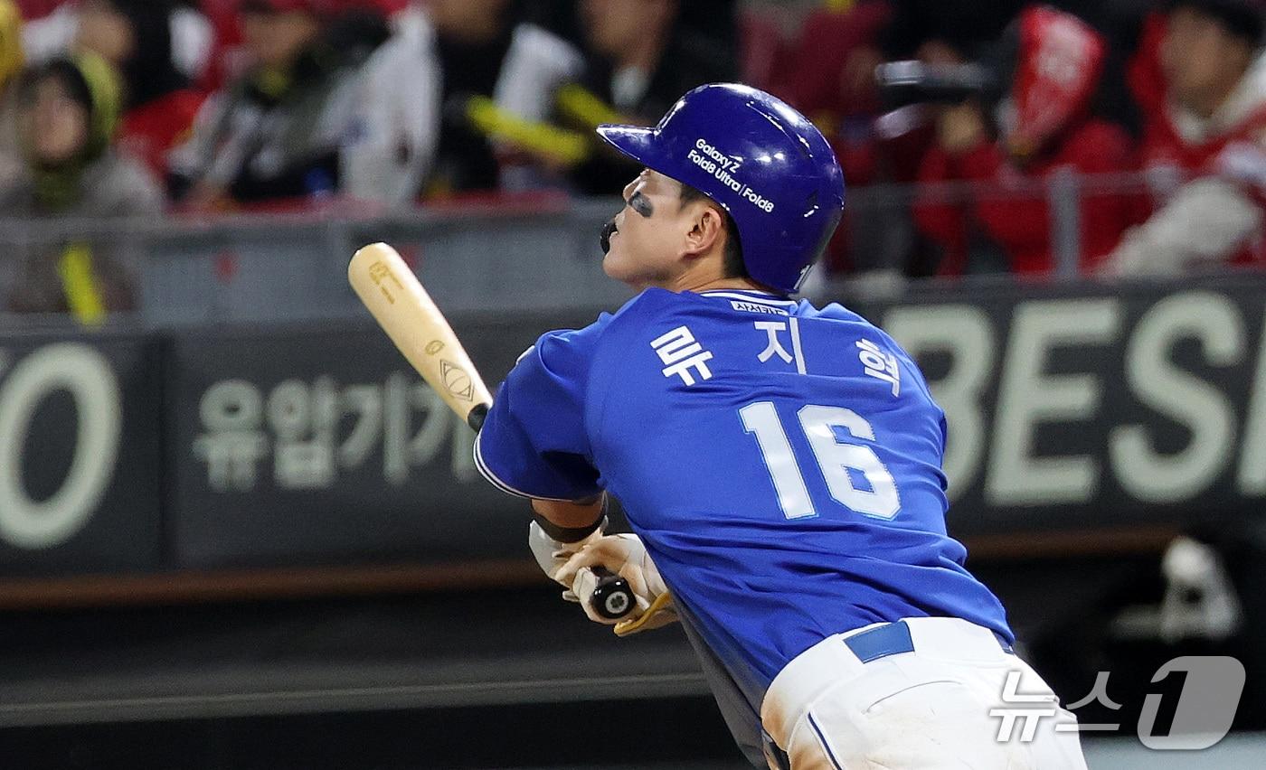 본문 이미지 - 29일 오후 광주 기아챔피언스필드에서 열린 프로야구 2026 신한 SOL KBO 포스트시즌 플레이오프 3차전 삼성 라이온즈와 KIA 타이거즈의 경기, 5회초 1사 1루 상황 삼성 류지혁이 재역전 2점 홈런을 날리고 있다. 2026.10.29 ⓒ 뉴스1 박지혜 기자