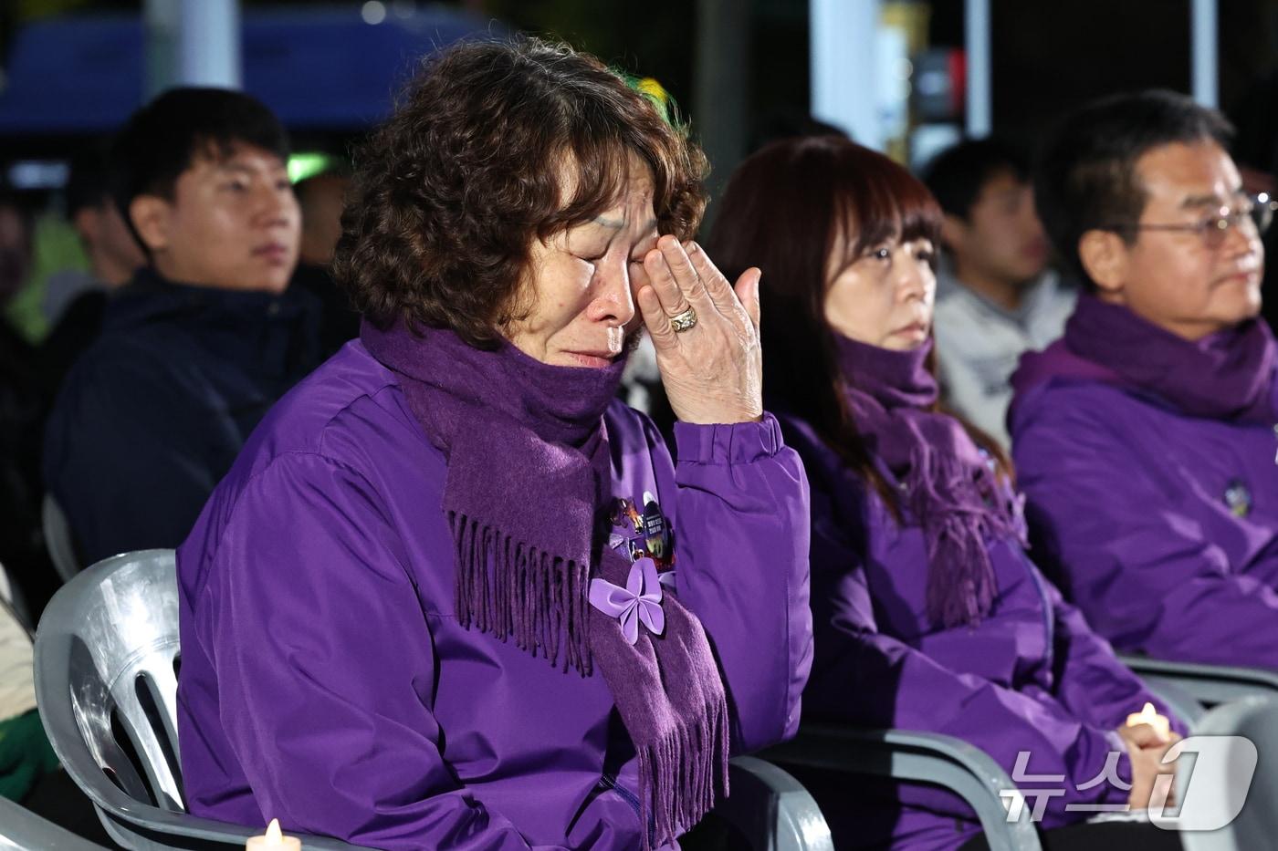 본문 이미지 - 10·29 이태원 참사 4주기인 29일 오후 서울 용산구 녹사평역 사거리 광장에서 열린 추모 메시지 낭독문화제 ‘당신을 만나게 하는 말들’에서 유가족이 눈시울을 붉히고 있다. 2026.10.29 ⓒ 뉴스1 이종수 기자