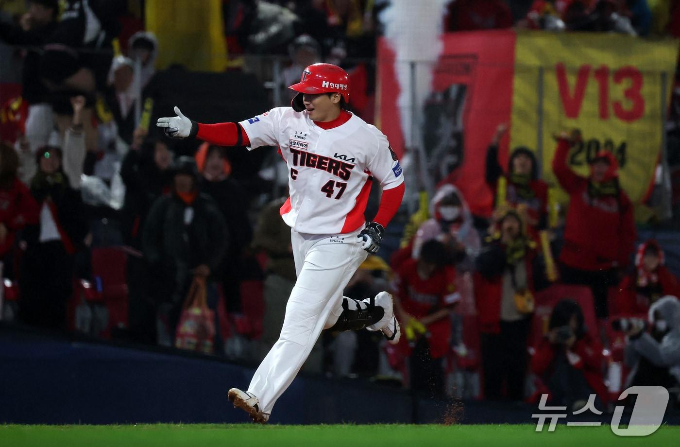 본문 이미지 - 29일 오후 전남광주 기아챔피언스필드에서 열린 프로야구 2026 신한 SOL KBO 포스트시즌 플레이오프 3차전 삼성 라이온즈와 KIA 타이거즈의 경기, KIA 나성범이 6회말 선두타자로 나와 동점 솔로홈런을 친 후 홈으로 향하고 있다. 2026.10.29 ⓒ 뉴스1 김진환 기자