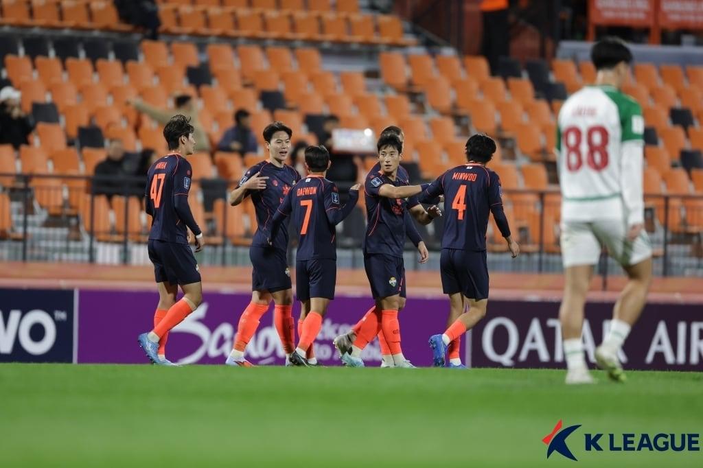본문 이미지 - 강원FC가 쿠칭 시티를 상대로 ACL2 첫 승리를 거뒀다. (한국프로축구연맹 제공. 재판매 및 DB 금지)