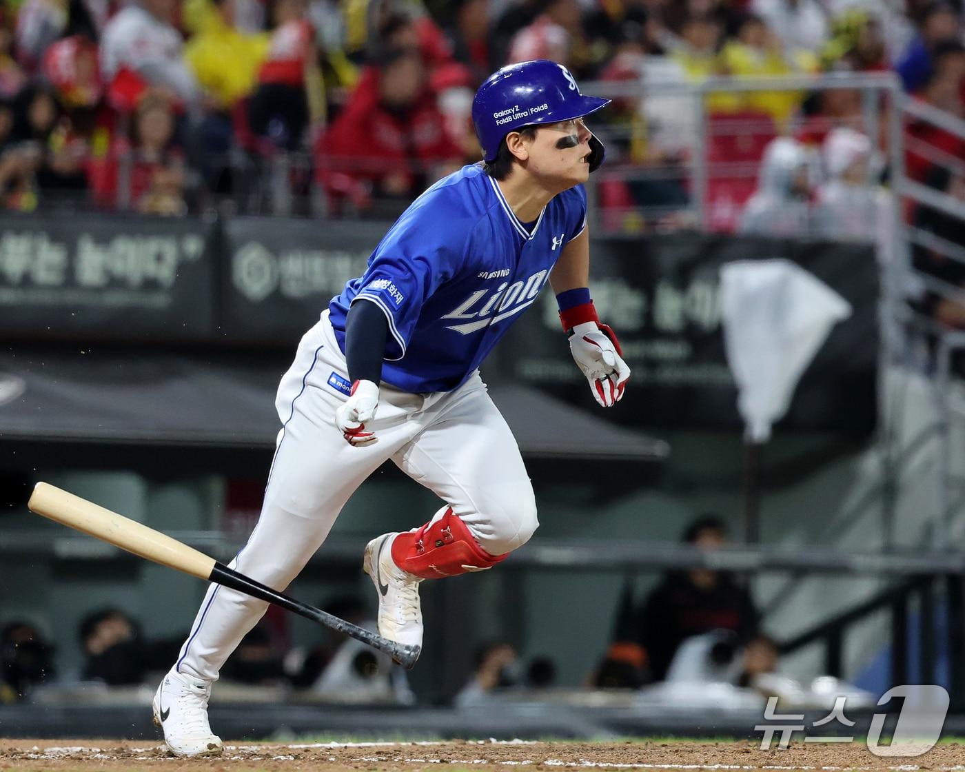 본문 이미지 - 29일 오후 전남광주 기아챔피언스필드에서 열린 프로야구 2026 신한 SOL KBO 포스트시즌 플레이오프 3차전 삼성 라이온즈와 KIA 타이거즈의 경기, 삼성 박승규가 7회초 2사 2루 상황 역전 적시 2루타를 치고 있다. 2026.10.29 ⓒ 뉴스1 김진환 기자
