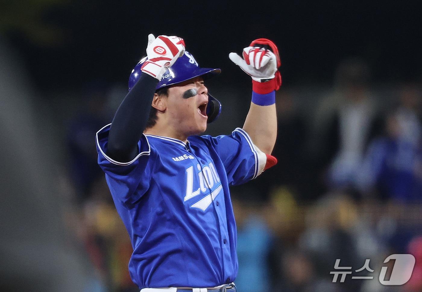 본문 이미지 - 29일 오후 전남광주 기아챔피언스필드에서 열린 프로야구 2026 신한 SOL KBO 포스트시즌 플레이오프 3차전 삼성 라이온즈와 KIA 타이거즈의 경기, 삼성 박승규가 7회초 2사 2루 상황 역전 적시 2루타를 친 후 환호하고 있다. 2026.10.29 ⓒ 뉴스1 박지혜 기자