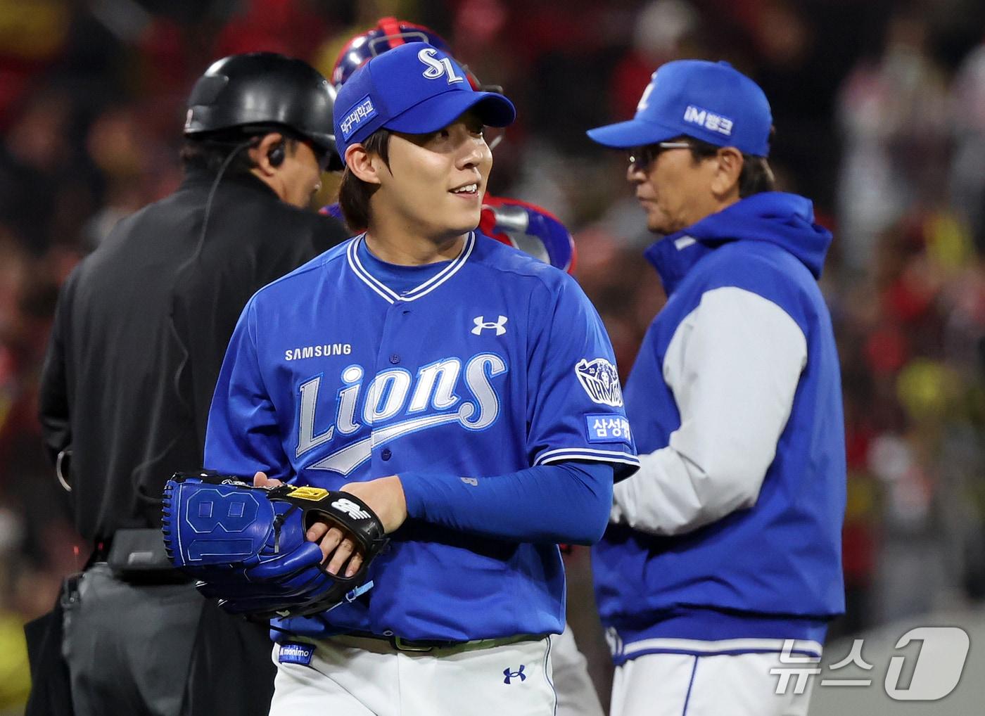 본문 이미지 - 29일 오후 전남광주 기아챔피언스필드에서 열린 프로야구 2026 신한 SOL KBO 포스트시즌 플레이오프 3차전 삼성 라이온즈와 KIA 타이거즈의 경기, 삼성 원태인이 7회말 2사 상황 교체되고 있다. 2026.10.29 ⓒ 뉴스1 김진환 기자