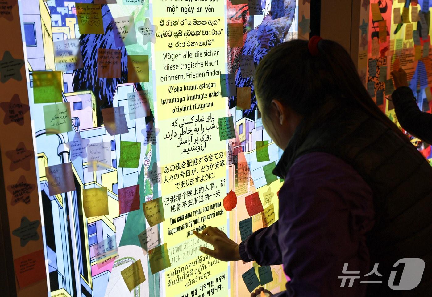 본문 이미지 - 10·29 이태원 참사 4주기인 29일 오후 서울 용산구 이태원 참사 현장에서 외국인 유가족이 추모 메시지를 읽고 있다. 2026.10.29 ⓒ 뉴스1 이종수 기자