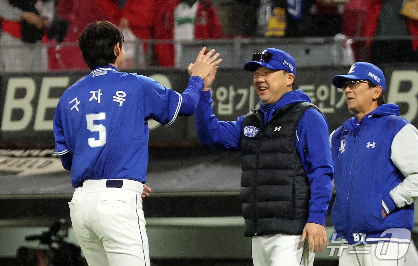 본문 이미지 - 29일 전남광주 북구 광주기아챔피언스필드에서 열린 프로야구 2026 신한 SOL KBO 포스트시즌 플레이오프 3차전 삼성 라이온즈와 KIA 타이거즈의 경기에서 6대 4로 승리를 거둔 삼성 구자욱이 박진만 감독과 기쁨을 나누고 있다. 2026.10.29 ⓒ 뉴스1 박지혜 기자