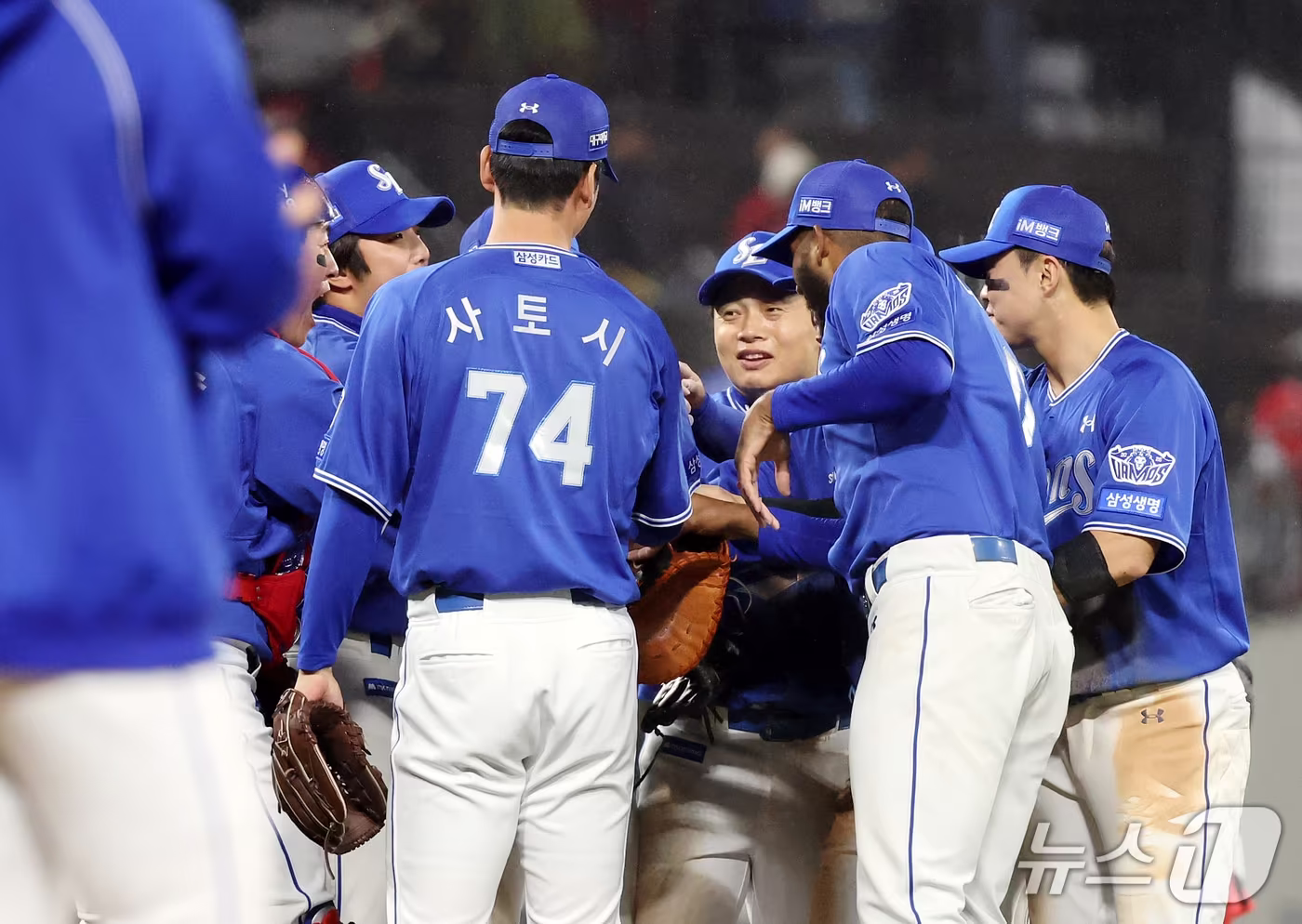 본문 이미지 - 29일 오후 전남광주 기아챔피언스필드에서 열린 프로야구 2026 신한 SOL KBO 포스트시즌 플레이오프 3차전 삼성 라이온즈와 KIA 타이거즈의 경기, 삼성이 빗속의 혈투 속 6대4로 승리한 가운데 선수들이 기쁨을 나누고 있다. 2026.10.29 ⓒ 뉴스1 김진환 기자