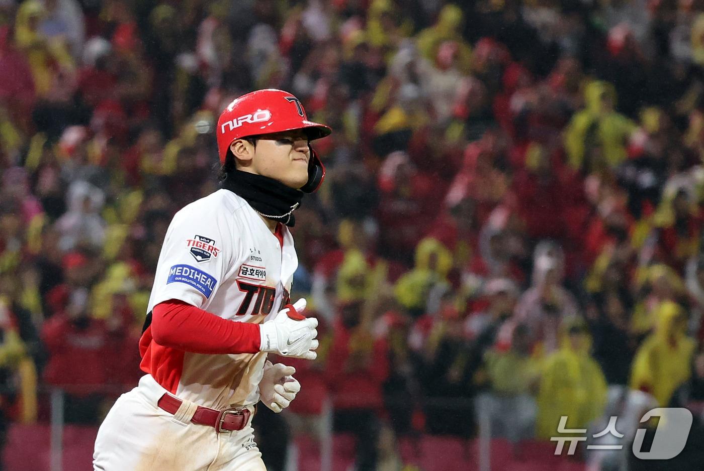 본문 이미지 - 29일 오후 전남광주 기아챔피언스필드에서 열린 프로야구 2026 신한 SOL KBO 포스트시즌 플레이오프 3차전 삼성 라이온즈와 KIA 타이거즈의 경기, KIA 김도영이 9회말 2사 1,2루 상황 내야 땅볼을 친 후 아쉬워하고 있다. 2026.10.29 ⓒ 뉴스1 김진환 기자