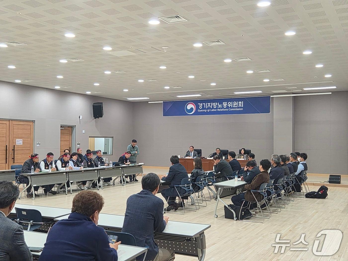 본문 이미지 - 한국노총 전국자동차노동조합연맹 경기지역자동차노동조합(이하 노조)와 사용자측이 29일 경기지방노동위원회에서 최종 조정회의를 진행하고 있다. 2026.10.29/뉴스1 ⓒ 뉴스1 김기현 기자