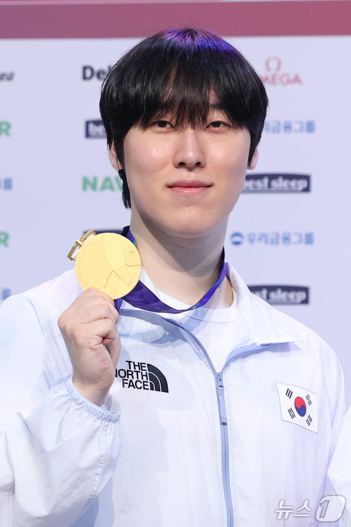 본문 이미지 - e스포츠 롤(리그오브레전드, LoL) 국가대표 '제카' 김건우가 3일 일본 라이브스 나고야에서 열린 2026 아이치·나고야 아시안게임 금메달리스트 기자회견에서 금메달을 들어 보이고 있다. 2026.10.3 ⓒ 뉴스1 안은나 기자