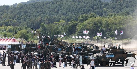 본문 이미지 - 2일 오전 충남 계룡대 활주로 일원에서 열린 계룡군문화축제를 찾은 관람객들이 군장비 체험을 하고 있다. /뉴스1 김기태 기자