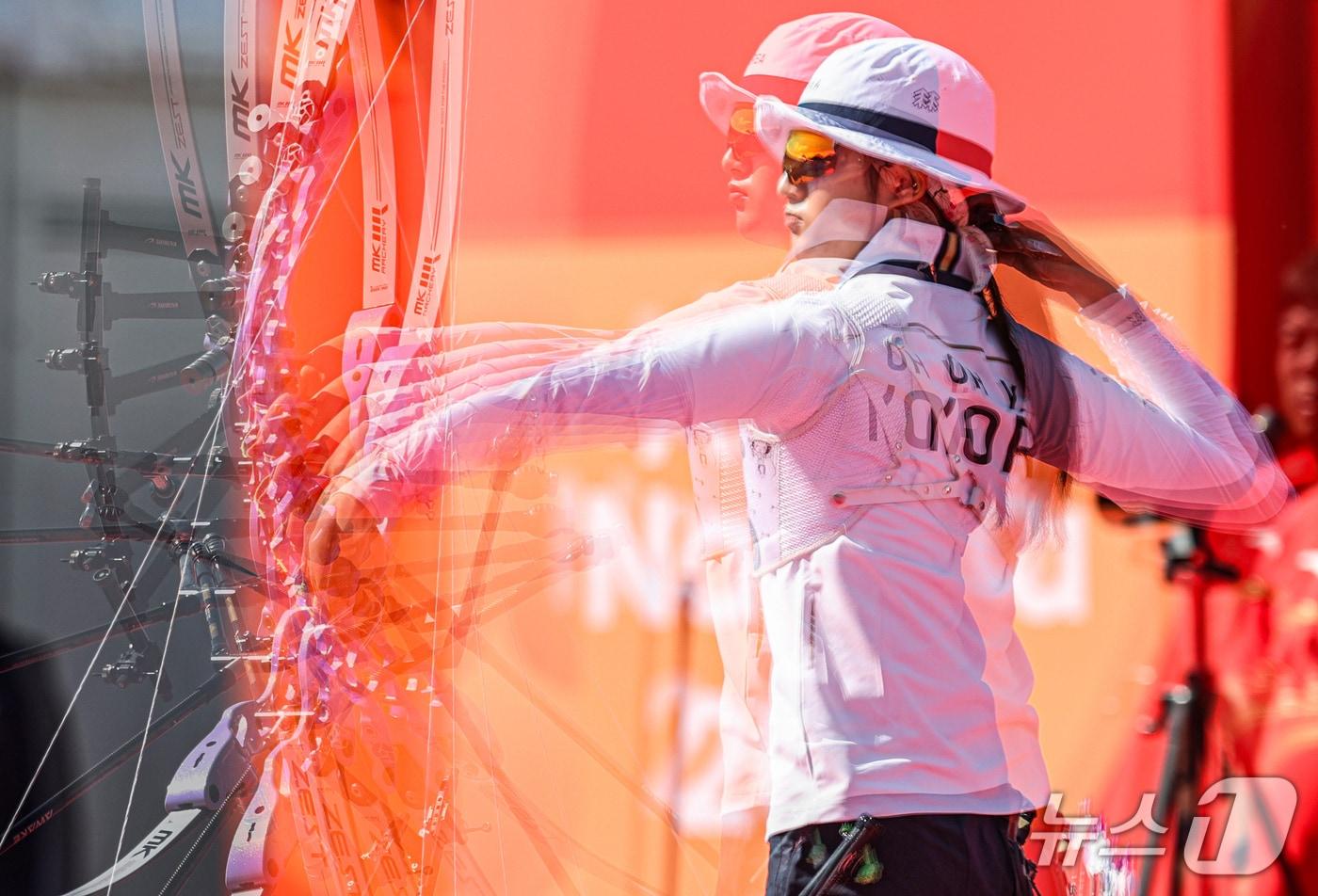 본문 이미지 - 대한민국 오예진이 3일 일본 오카자키 중앙종합공원 다목적광장에서 열린 2026 아이치·나고야 아시안게임 양궁 리커브 여자 개인전 준결승에서 중국 황위웨이를 상대하고 있다. (다중노출) 2026.10.3 ⓒ 뉴스1 김도우 기자