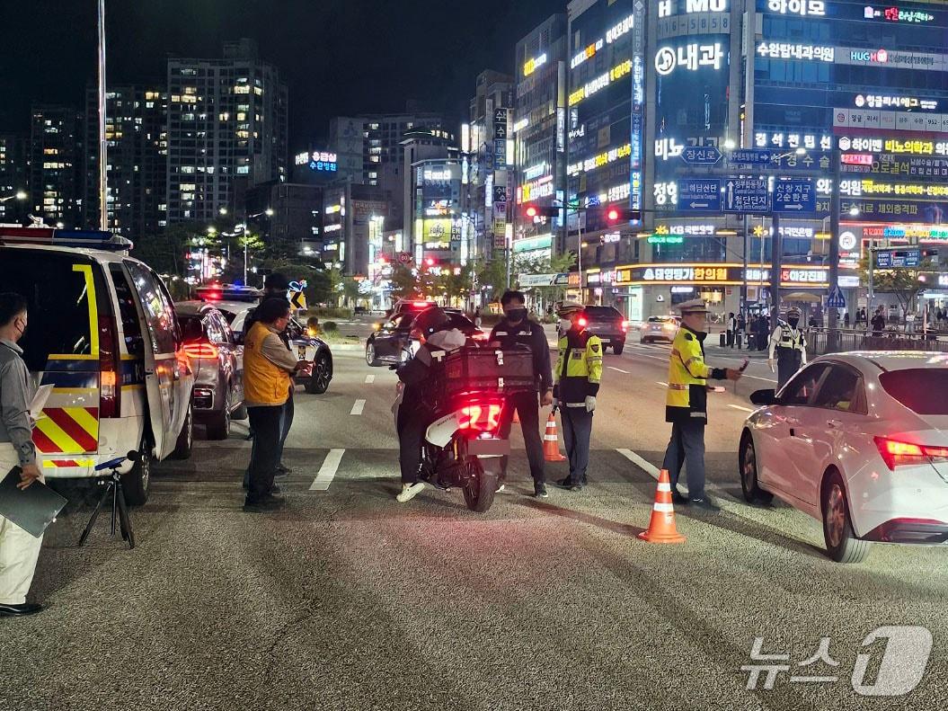 본문 이미지 - 개천절을 앞두고 2일 오후 광주경찰청이 폭주운전 등 이륜차 불법행위를 단속하고 있다.(광주경찰청 제공. 재판매 및 DB 금지)