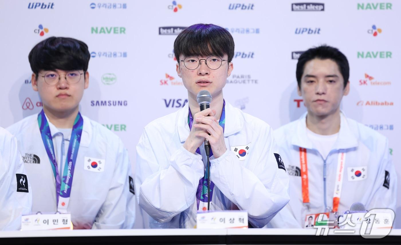 본문 이미지 - e스포츠 롤(리그오브레전드, LoL) 국가대표 '페이커' 이상혁이 3일 일본 라이브스 나고야에서 열린 2026 아이치·나고야 아시안게임 금메달리스트 기자회견에서 취재진 질문에 답하고 있다. 2026.10.3 ⓒ 뉴스1 안은나 기자
