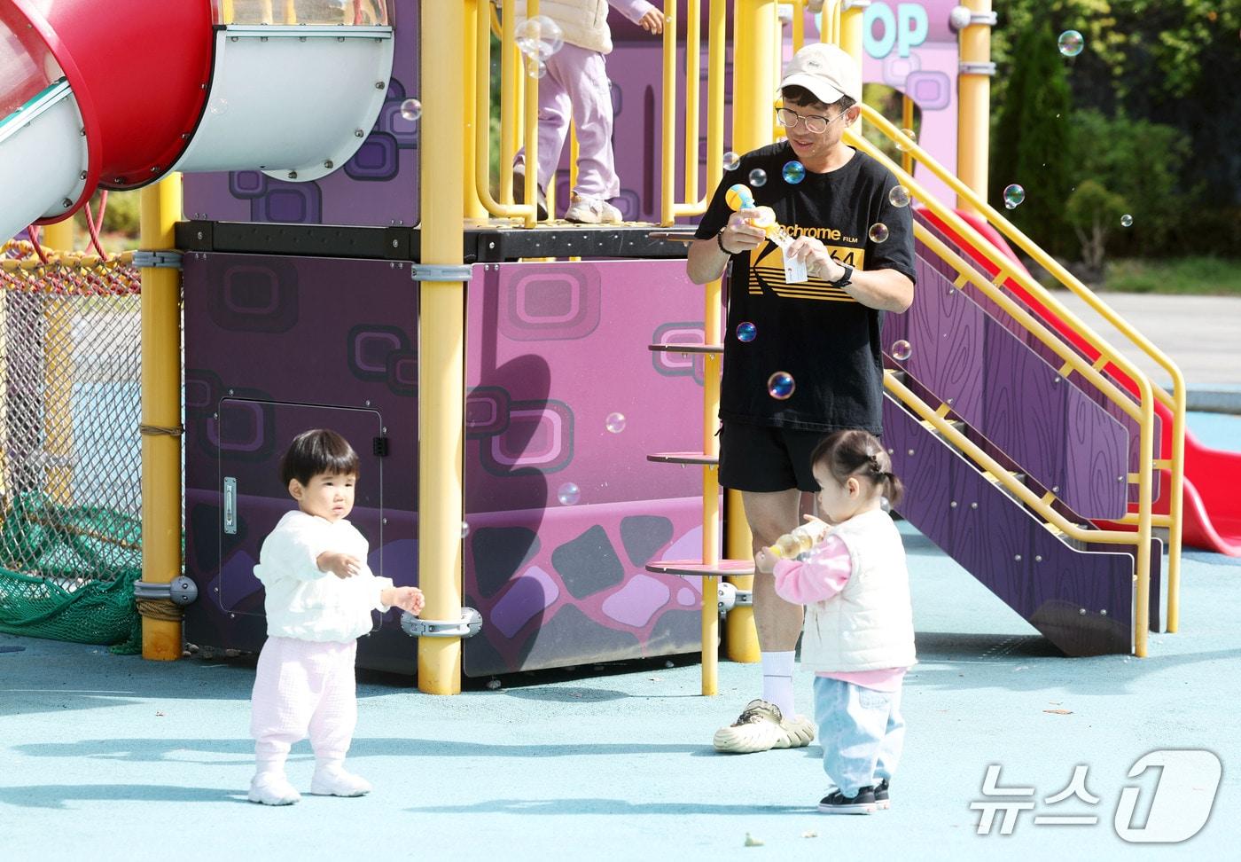 본문 이미지 - 3일 오전 전남광주 서구 치평동 상무시민공원에서 주말을 맞아 나들이 나온 시민들. 2026.10.3 ⓒ 뉴스1 조수민 기자