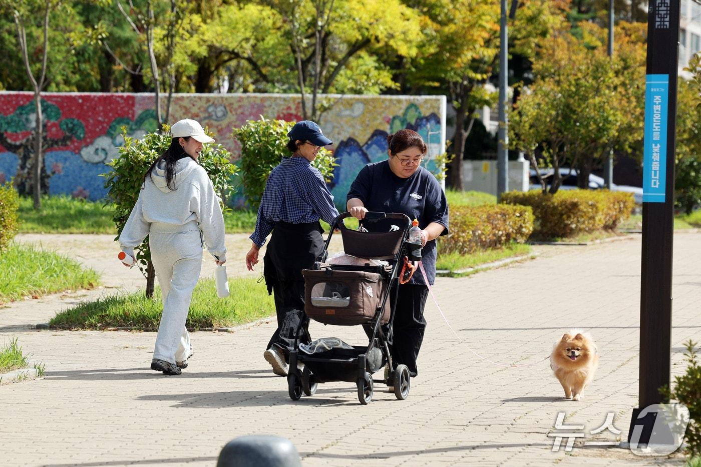본문 이미지 - 3일 오전 전남광주 서구 치평동 상무시민공원에서 주말을 맞아 나들이 나온 시민들이 선선한 가을바람을 맞으며 산책을 즐기고 있다. 2026.10.3 ⓒ 뉴스1 조수민 기자