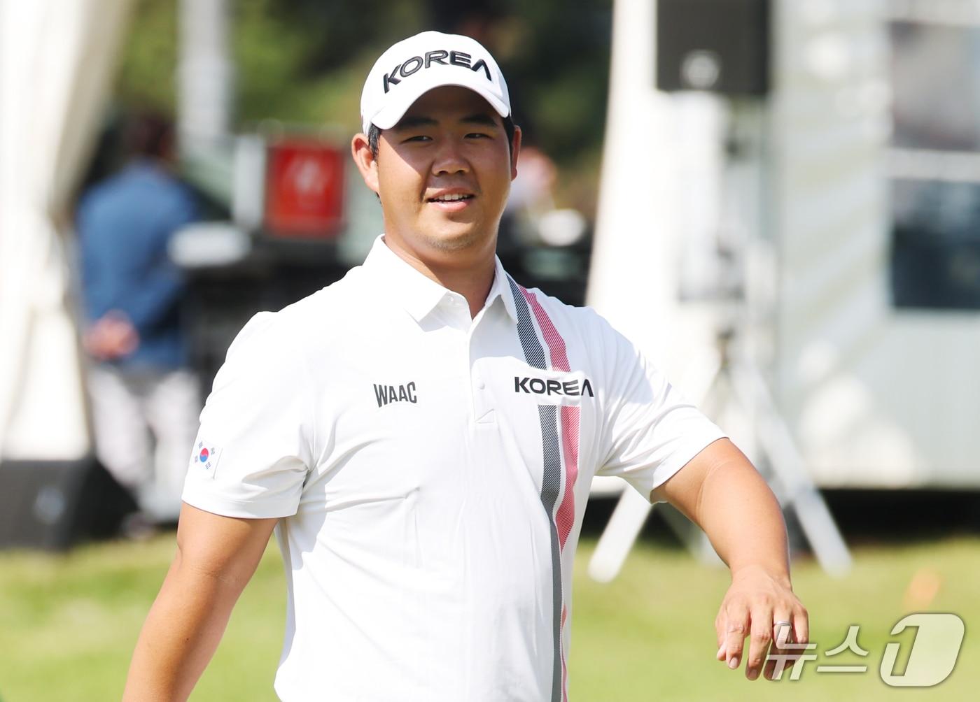본문 이미지 - 대한민국 김주형이 3일 일본 아이치현 가스가이 컨트리클럽 동코스에서 열린 2026 아이치·나고야 아시안게임 남자 골프 개인전 최종라운드 1번홀에서 티샷을 마치고 이동하고 있다. 2026.10.3 ⓒ 뉴스1 김민지 기자