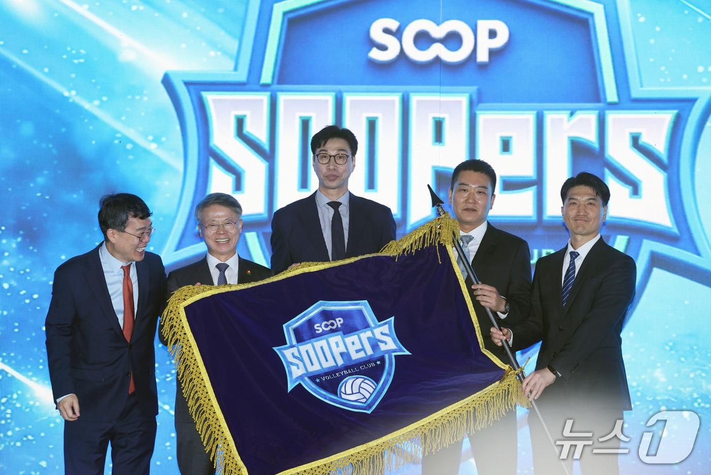 본문 이미지 - 3일 오후 전남광주 SOOP 스타디움(염주종합체육관)에서 열린 여자프로배구단 'SOOP 수퍼스' 창단식에서 민형배 시장, 서수길 CVO, 이민원 구단주, 이병호 단장, 김세진 감독이 공식 출범을 기념하고 있다. 2026.10.3 ⓒ 뉴스1 조수민 기자
