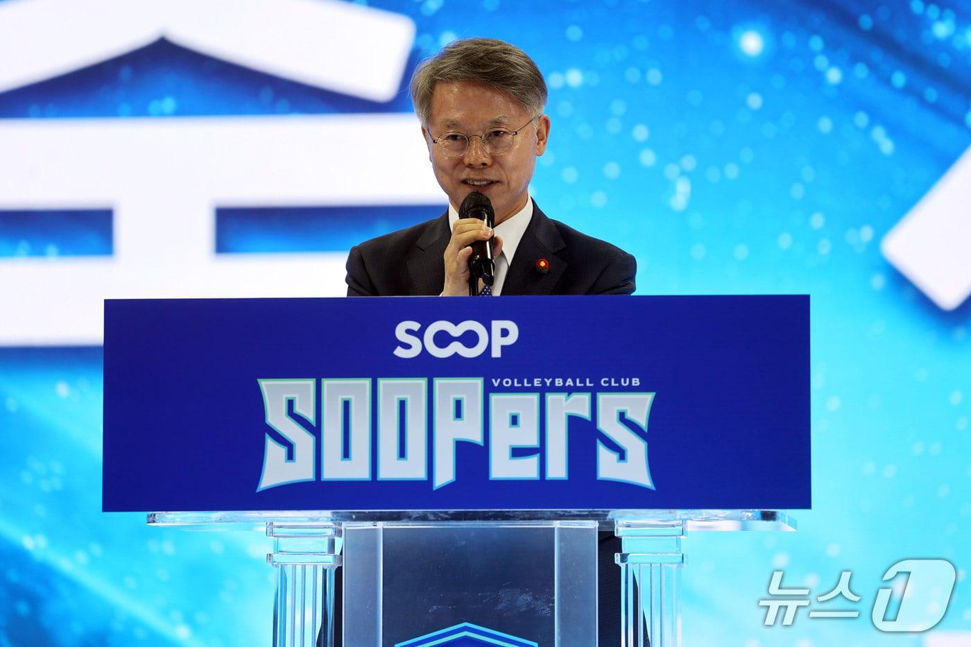 본문 이미지 - 3일 오후 전남광주 SOOP 스타디움(염주종합체육관)에서 열린 여자프로배구단 'SOOP 수퍼스' 출정식에서 민형배 시장이 축사하고 있다. 2026.10.3 ⓒ 뉴스1 조수민 기자