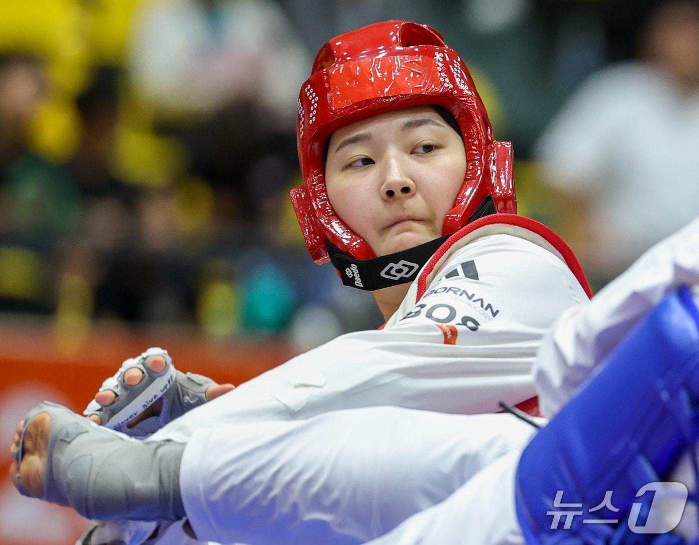 본문 이미지 - 대한민국 송다빈이 3일 일본 도요하시 체육관에서 열린 2026 아이치·나고야 아시안게임 태권도 여자 +67㎏급 준결승전에서 이란 아마디 파테메와 맞대결을 펼치고 있다. 2026.10.3 ⓒ 뉴스1 안은나 기자