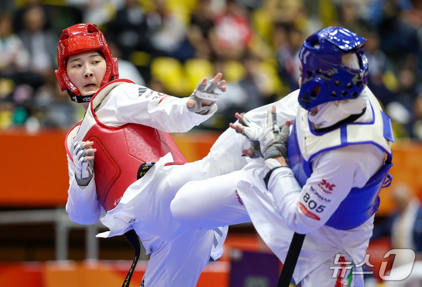 본문 이미지 - 대한민국 송다빈이 3일 일본 도요하시 체육관에서 열린 2026 아이치·나고야 아시안게임 태권도 여자 +67㎏급 준결승전에서 이란 아마디 파테메와 맞대결을 펼치고 있다. 2026.10.3 ⓒ 뉴스1 안은나 기자