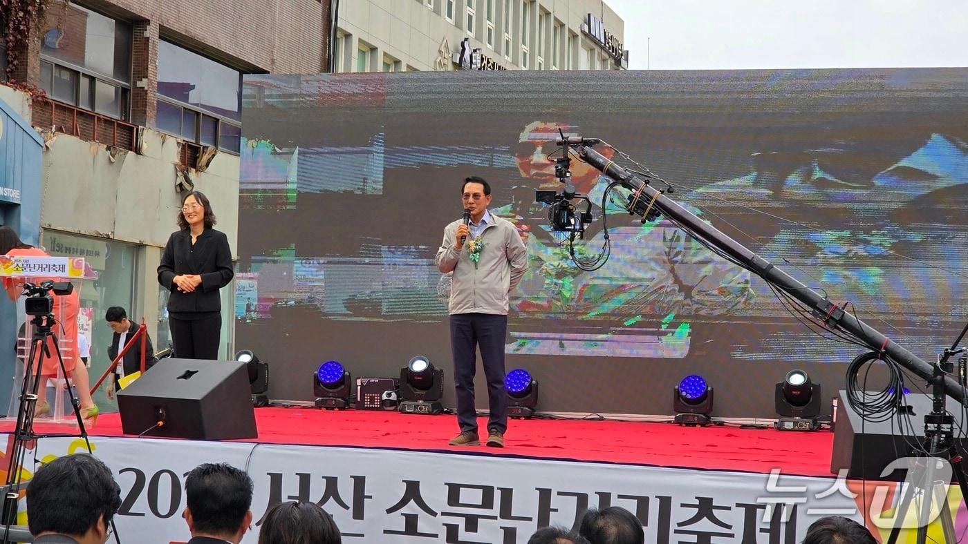 본문 이미지 - 3일 충남 서산시 중앙로 1호광장 일원에서 열린 '2026 서산 소문난 거리축제'에서 이완섭 서산시장이 축사를 하고 있다.(서산시 제공. 재판매 및 DB 금지)