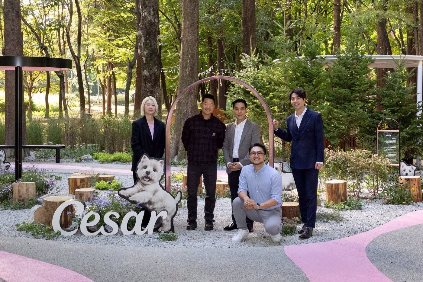 본문 이미지 - '댕댕파크' 오픈을 축하하기 위해 모인 참석자들이 시민들과 반려견 모두에게 좋은 공간이 되기를 기원하며 기념촬영을 진행했다. 좌측부터 박채연 시저 브랜드 매니저, 강형욱 훈련사, 한국마즈 이두호 대표이사, 심용희 수의사, 정은혁 상무(한국마즈 제공) ⓒ 뉴스1