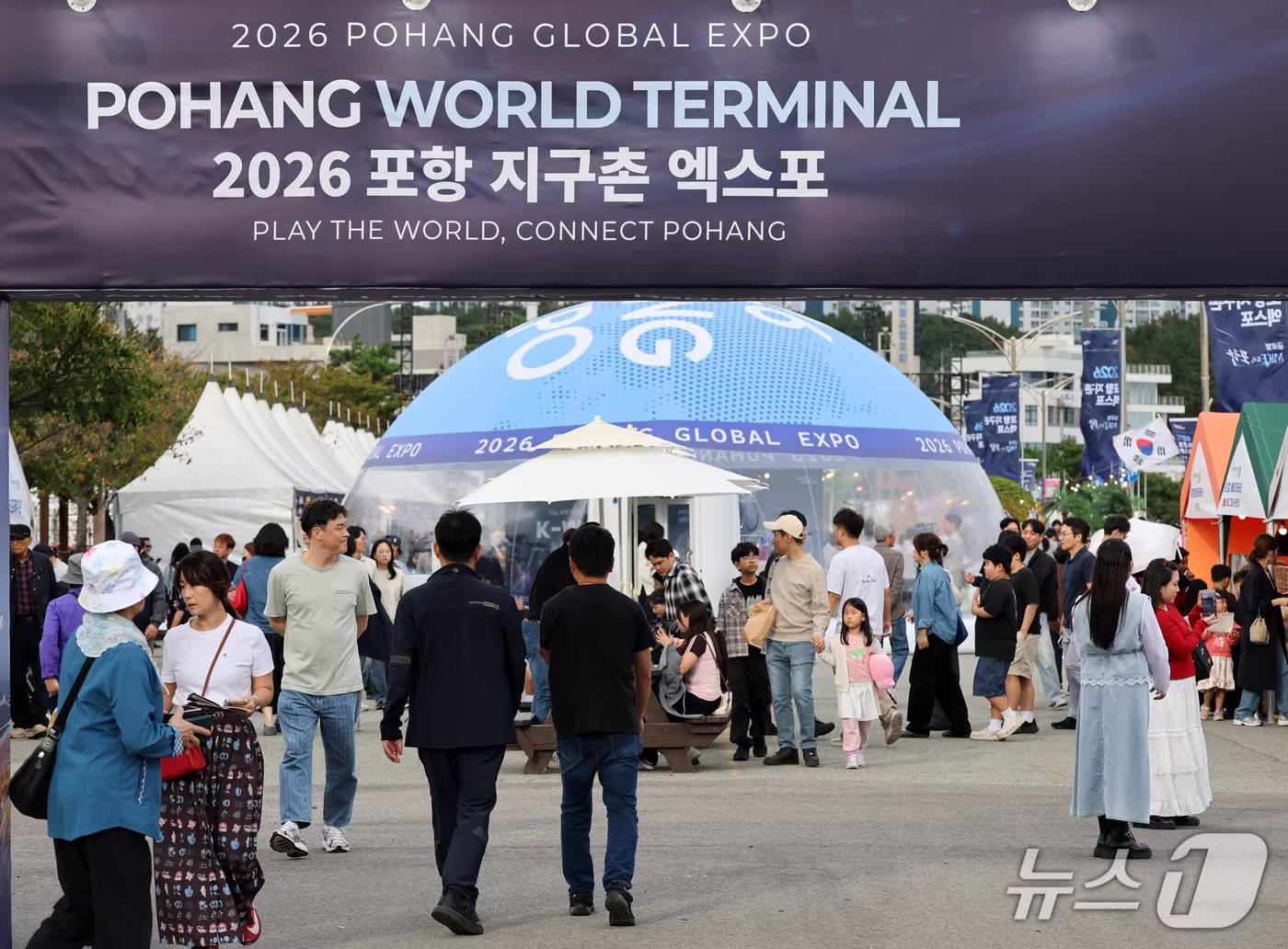본문 이미지 - 3일 오후 경북 포항시 북구 영일대해수욕장 장미원에서 열린 2026 포항 지구촌 엑스포 축제장에서 외국인 관광객과 시민들이 K-문화를 즐기고 있다. 2026.10.3 ⓒ 뉴스1 최창호 기자