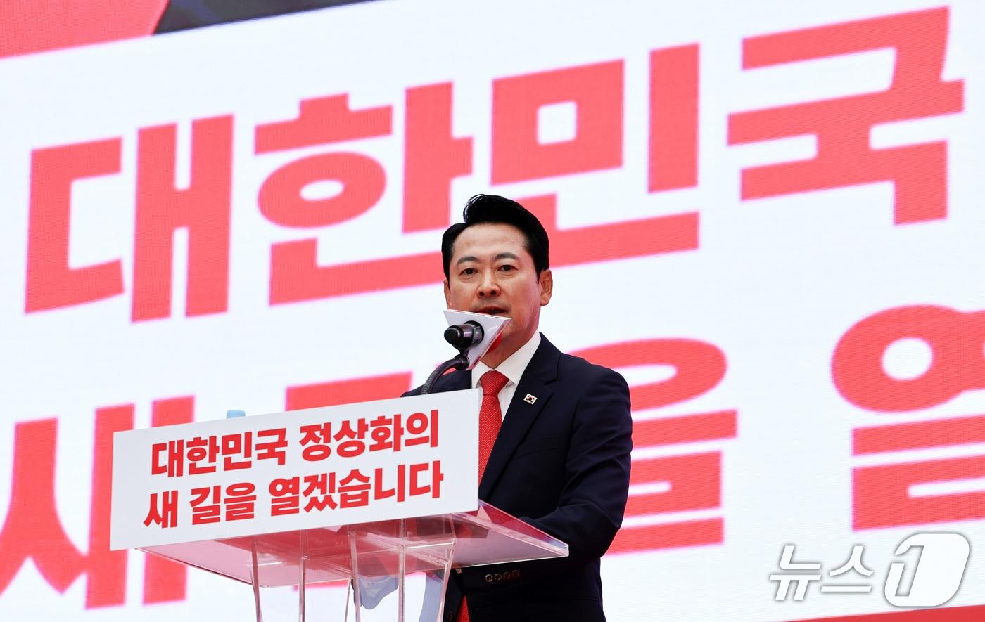 본문 이미지 - 장동혁 국민의힘 대표가 3일 오후 서울 중구 숭례문 앞에서 열린 민생회복·안보수호 국민행동대회에서 대국민 연설을 하고 있다. 2026.10.3 ⓒ 뉴스1 최지환 기자