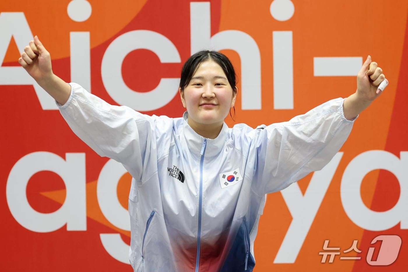 본문 이미지 - 대한민국 송다빈이 3일 일본 도요하시 체육관에서 열린 2026 아이치·나고야 아시안게임 태권도 여자 +67㎏급 시상식에서 금메달을 수상하기 위해 단상에 오르며 두팔을 번쩍 들고 있다. 2026.10.3 ⓒ 뉴스1 안은나 기자