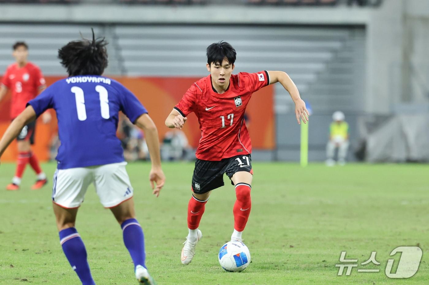 본문 이미지 - 3일 일본 아이치현 도요타 스타디움에서 열린 2026 아이치·나고야 아시안게임 남자 축구 결승전 대한민국과 일본의 경기, 대한민국 양민혁이 상대 문전을 향해 드리블을 하고 있다. 2026.10.3 ⓒ 뉴스1 김도우 기자