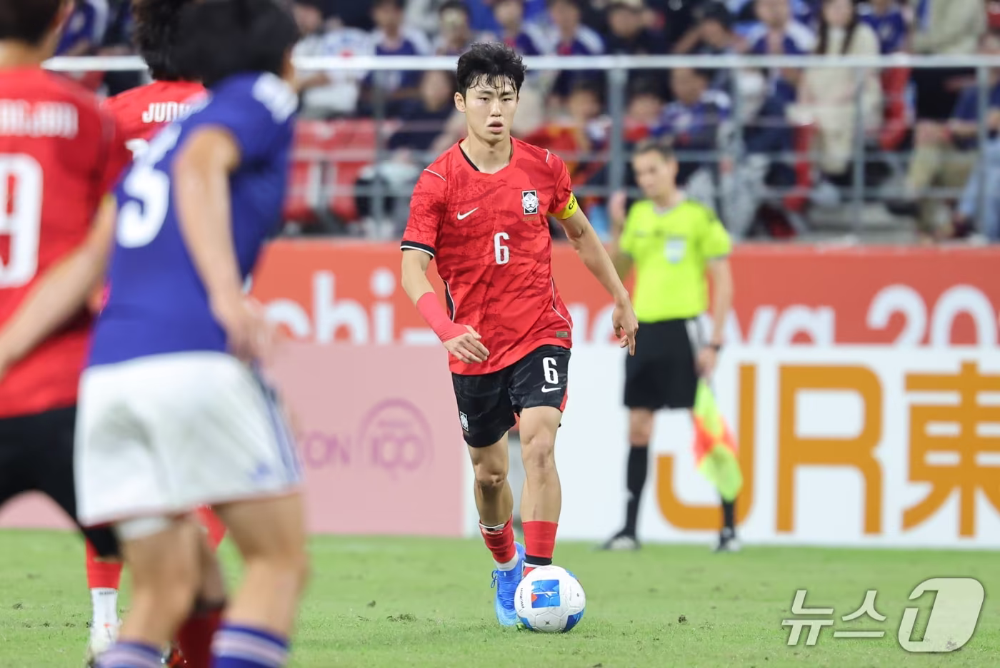 본문 이미지 - 3일 일본 아이치현 도요타 스타디움에서 열린 2026 아이치·나고야 아시안게임 남자 축구 결승전 대한민국과 일본의 경기, 대한민국 이기혁이 패스할 곳을 찾고 있다. 2026.10.3 ⓒ 뉴스1 김도우 기자