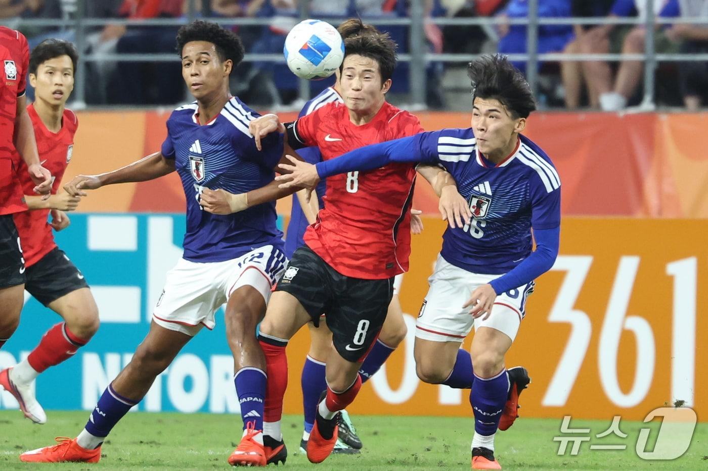 본문 이미지 - 3일 일본 아이치현 도요타 스타디움에서 열린 2026 아이치·나고야 아시안게임 축구 결승전 대한민국과 일본의 경기, 대한민국 이승원이 볼다툼을 하고 있다. 2026.10.3 ⓒ 뉴스1 김도우 기자