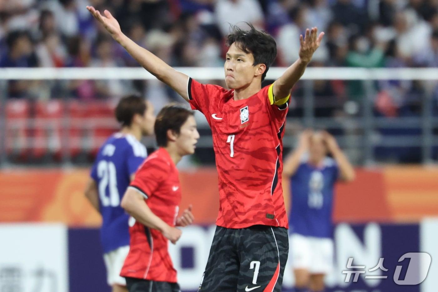 본문 이미지 - 3일 일본 아이치현 도요타 스타디움에서 열린 2026 아이치·나고야 아시안게임 축구 결승전 대한민국과 일본의 경기, 대한민국 엄지성이 선제골을 넣은뒤 세리머니를 하고 있다. 2026.10.3 ⓒ 뉴스1 김도우 기자