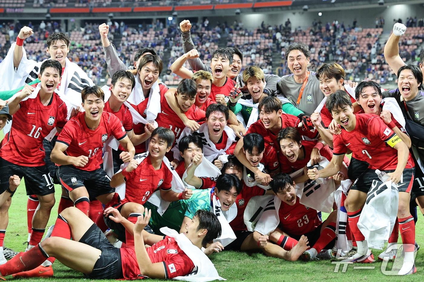 본문 이미지 - 3일 일본 아이치현 도요타 스타디움에서 열린 2026 아이치·나고야 아시안게임 남자 축구 결승전 대한민국과 일본의 경기, 1대 0으로 승리하며 금메달을 획득한 대한민국 선수들이 기념 촬영을 하고 있다. 2026.10.3 ⓒ 뉴스1 김도우 기자
