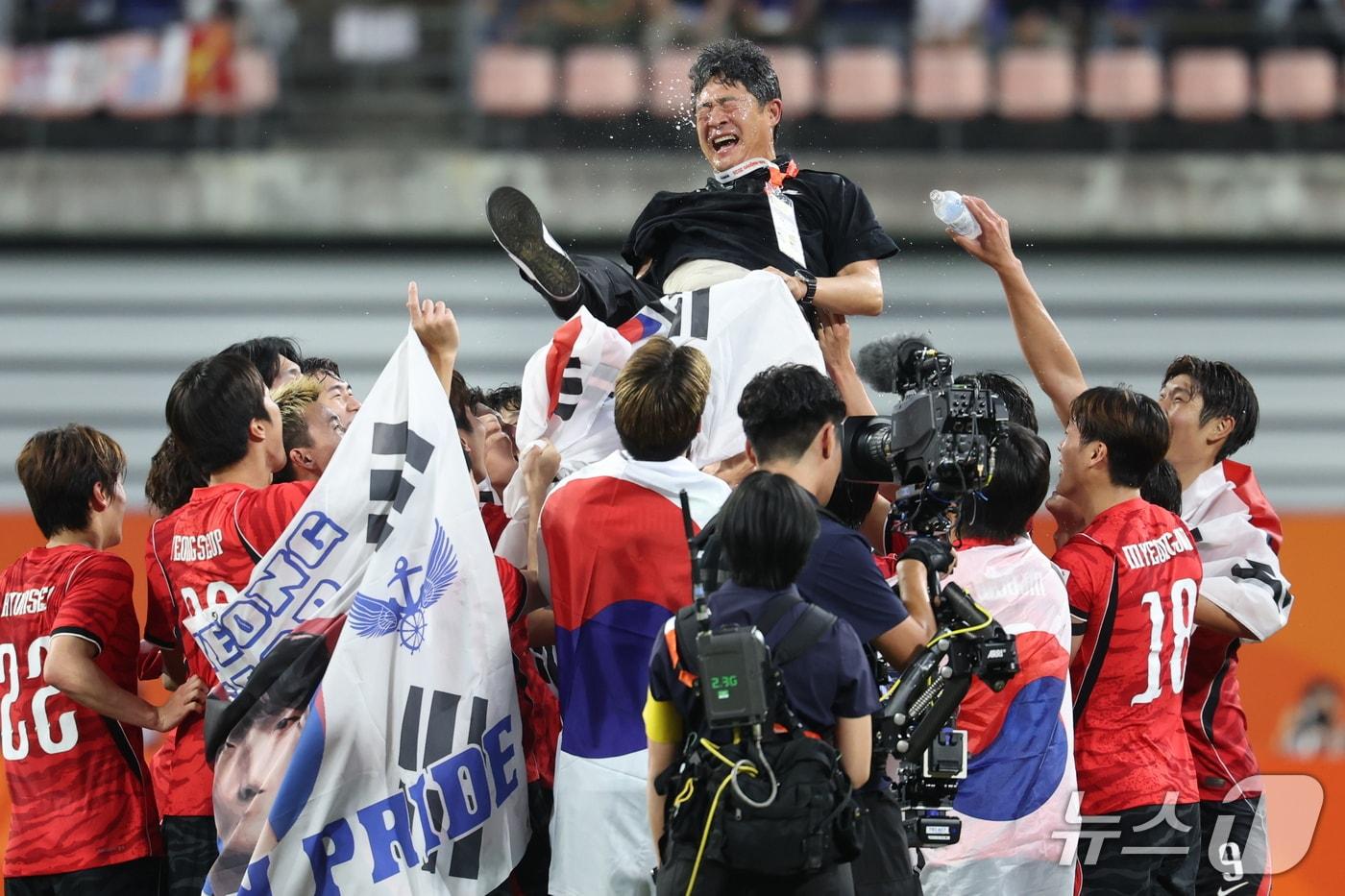 본문 이미지 - 3일 일본 아이치현 도요타 스타디움에서 열린 2026 아이치·나고야 아시안게임 남자 축구 결승전 대한민국과 일본의 경기, 1대 0으로 승리하며 금메달을 획득한 대한민국 선수들이 이민성 감독을 헹가래를 하고 있다.2026.10.3 ⓒ 뉴스1 김도우 기자