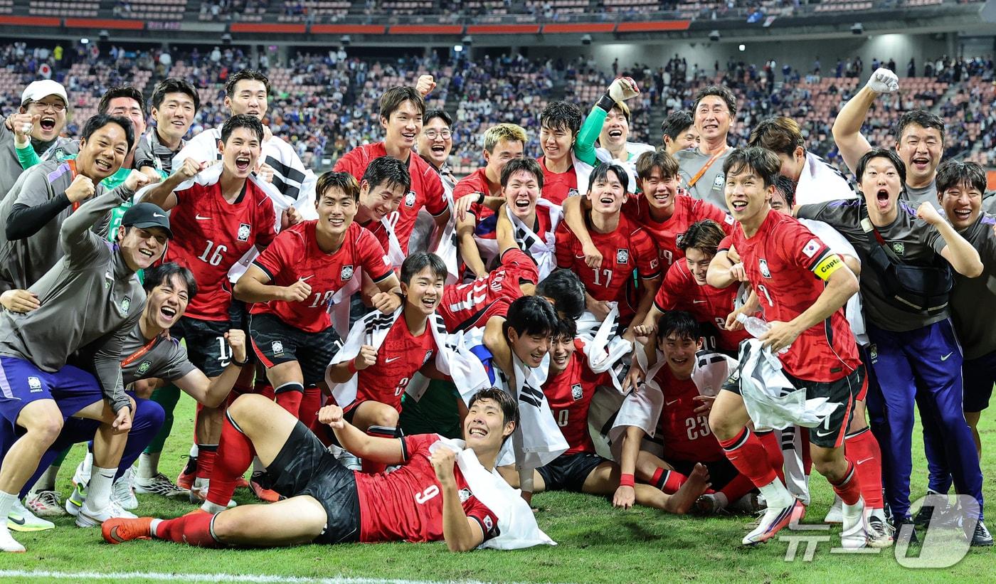 본문 이미지 - 3일 일본 아이치현 도요타 스타디움에서 열린 2026 아이치·나고야 아시안게임 축구 결승전 대한민국과 일본의 경기, 대한민국 선수들이 1대0 승리 후 금메달을 확정짓고 기뻐하고 있다. 2026.10.3 ⓒ 뉴스1 김도우 기자