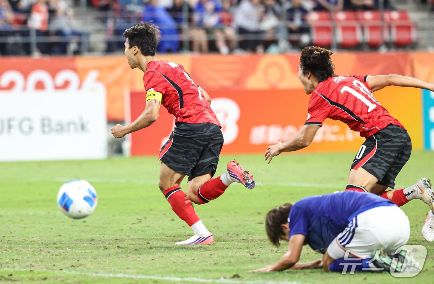 본문 이미지 - 3일 일본 아이치현 도요타 스타디움에서 열린 2026 아이치·나고야 아시안게임 축구 결승전 대한민국과 일본의 경기, 대한민국 엄지성이 골을 넣고 기뻐하고 있다. 2026.10.3 ⓒ 뉴스1 김도우 기자