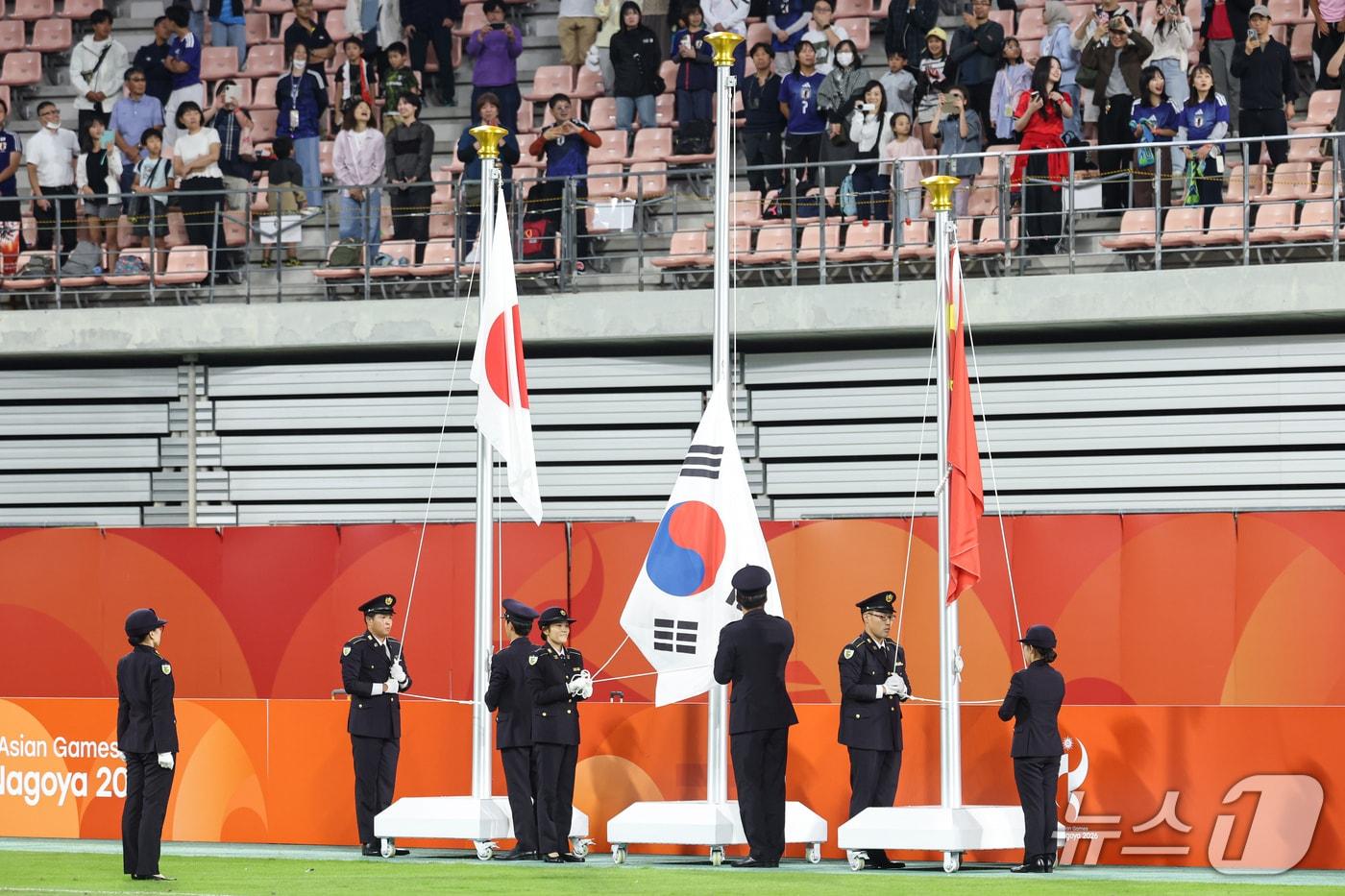 본문 이미지 - 3일 일본 아이치현 도요타 스타디움에서 열린 2026 아이치·나고야 아시안게임 축구 결승전 시상식에서 태극기가 게양되지 않고 있다. 2026.10.3 ⓒ 뉴스1 김도우 기자
