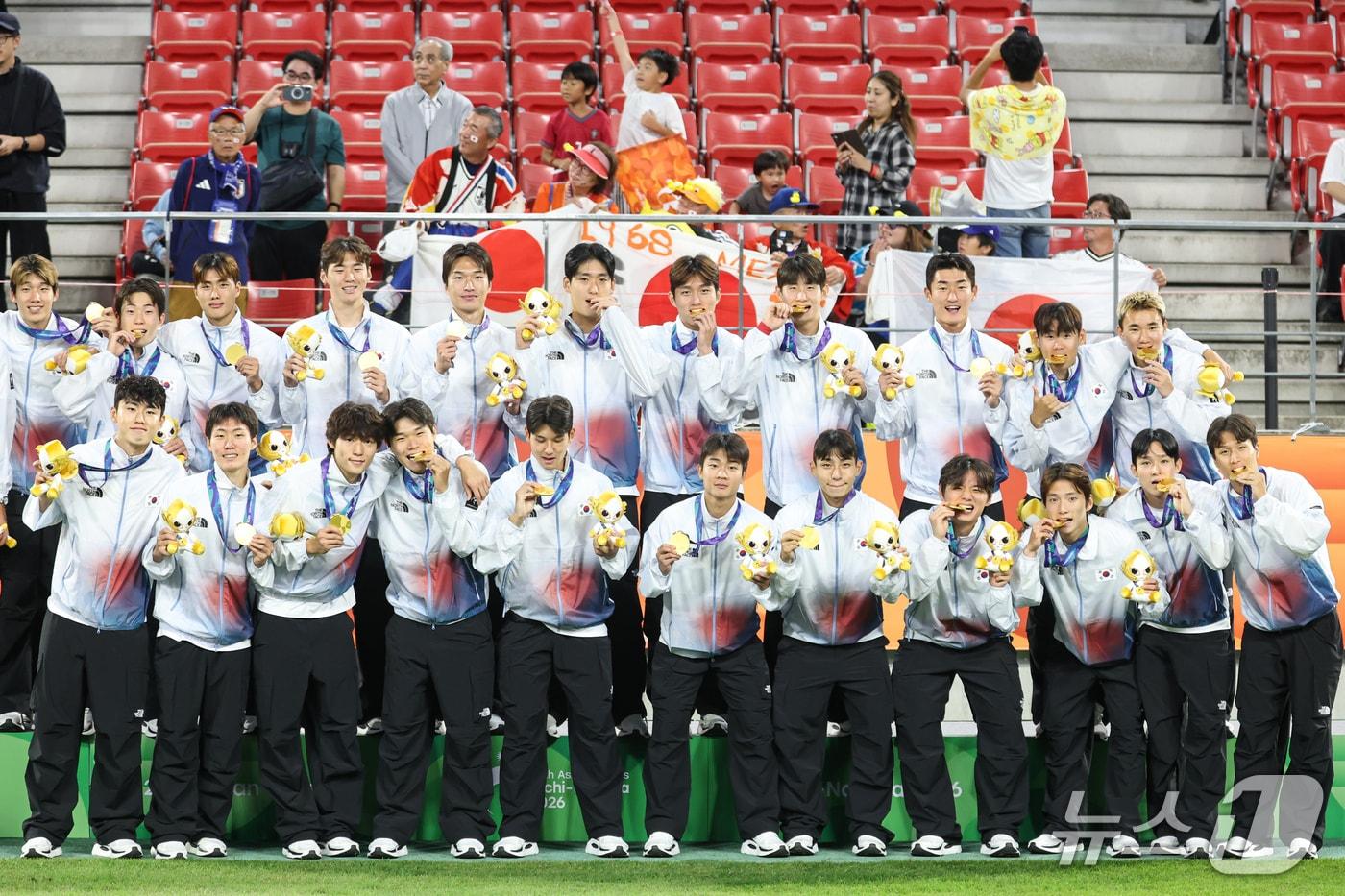 본문 이미지 - 대한민국 아시안게임 축구대표팀 선수들이 3일 일본 아이치현 도요타 스타디움에서 열린 2026 아이치·나고야 아시안게임 축구 결승전 시상식에서 금메달을 목에 걸고 기념촬영을 하고 있다. 2026.10.3 ⓒ 뉴스1 김도우 기자