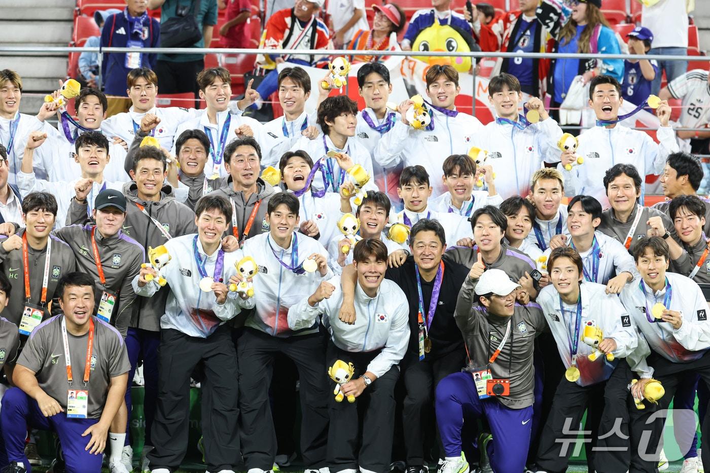 본문 이미지 - 대한민국 아시안게임 축구대표팀 선수들이 3일 일본 아이치현 도요타 스타디움에서 열린 2026 아이치·나고야 아시안게임 축구 결승전 시상식에서 금메달을 목에 걸고 기념촬영을 하고 있다. 2026.10.3 ⓒ 뉴스1 김도우 기자