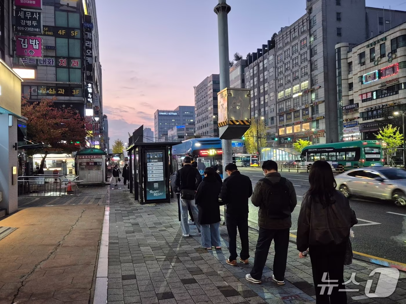 본문 이미지 - 30일 오전 6시 30분께 경기 고양시 일산서구 대화역에서 시민들이 버스를 기다리고 있다.2026.10.30/뉴스1 양희문 기자
