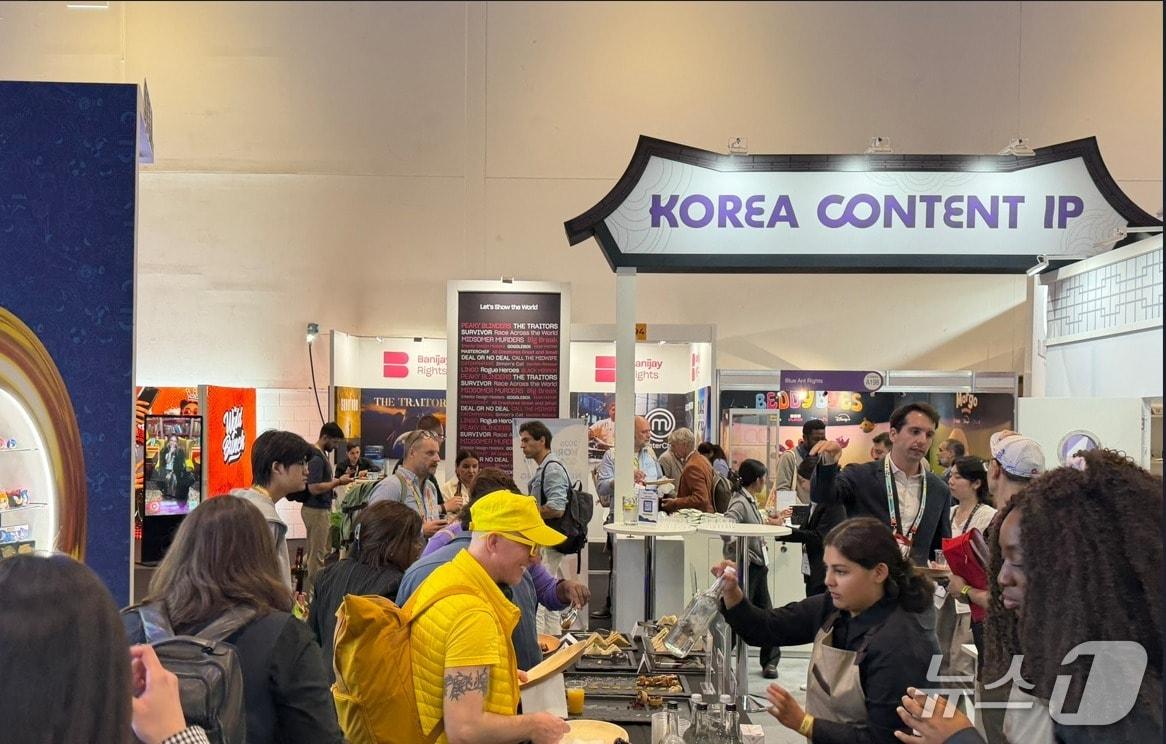 본문 이미지 - 영국 런던에서 열린 '2026 브랜드 라이선싱 유럽' 전시회 한국 공동관에서 참가자들이 상담하고 있다 (한국콘텐츠진흥원 제공. 재판매 및 DB 금지) 2026.10.31/뉴스1